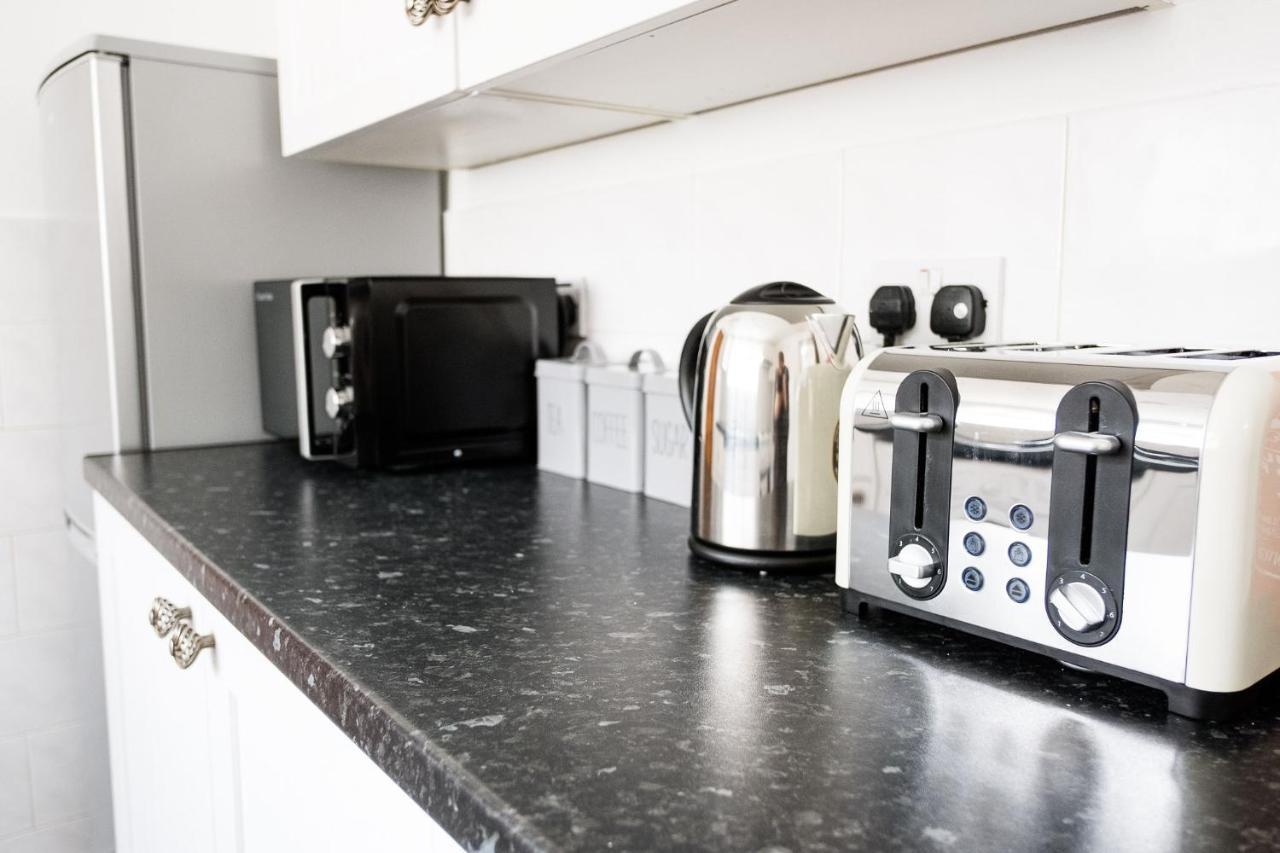 Stay Comfortable-City Centre Location- Sleeps Up To 9 Stoke-on-Trent Exterior photo