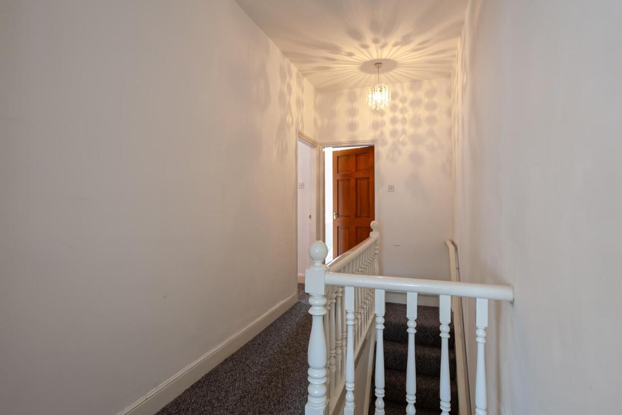 Stay Comfortable-City Centre Location- Sleeps Up To 9 Stoke-on-Trent Exterior photo