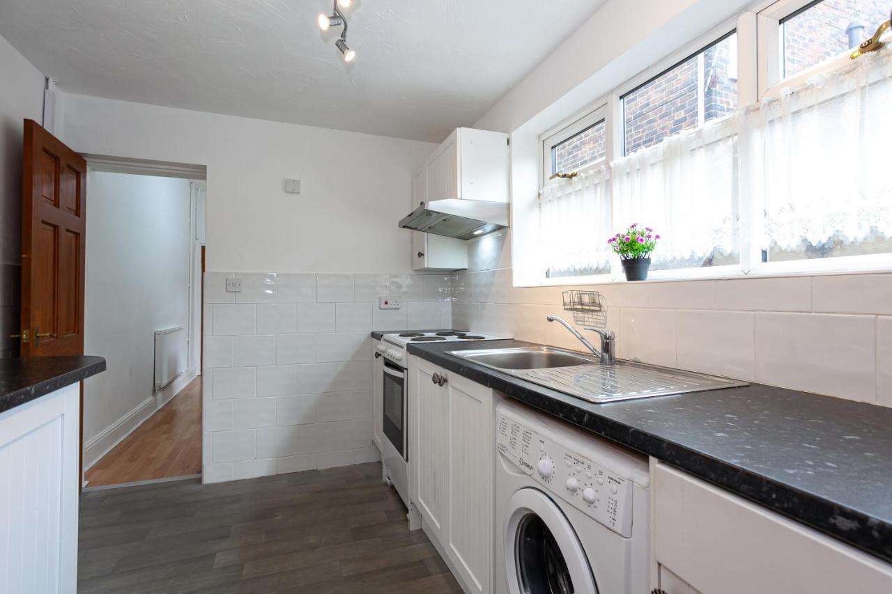 Stay Comfortable-City Centre Location- Sleeps Up To 9 Stoke-on-Trent Exterior photo