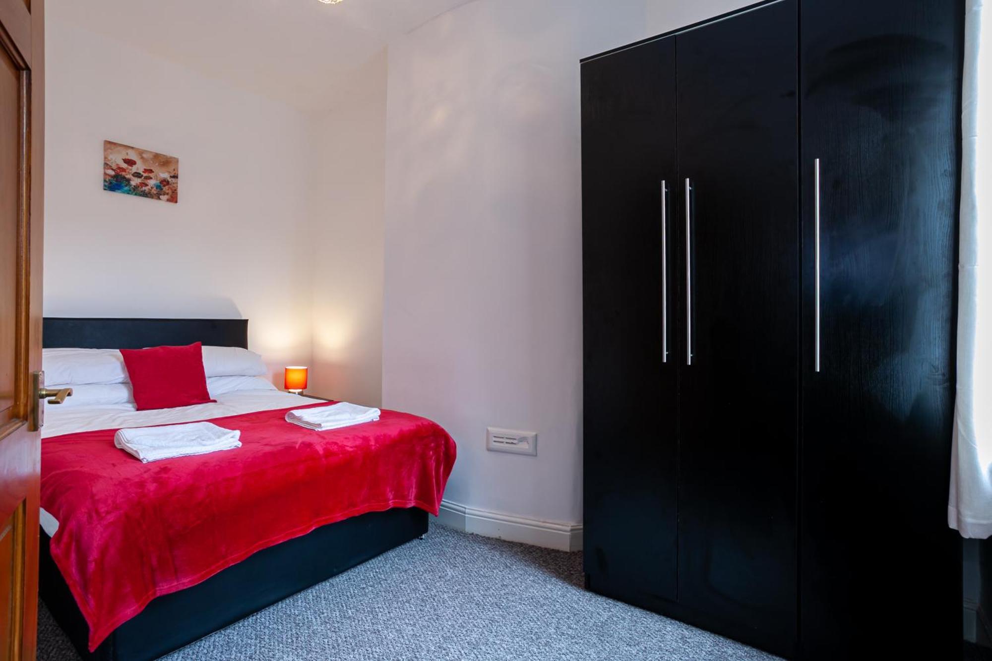 Stay Comfortable-City Centre Location- Sleeps Up To 9 Stoke-on-Trent Exterior photo
